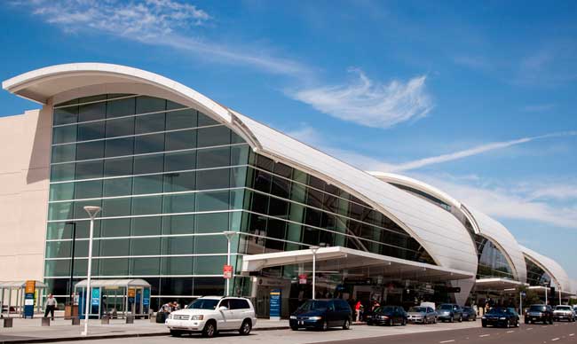 El Aeropuerto de San José está formado por dos terminales de pasajeros, la Terminal A y la Terminal B.