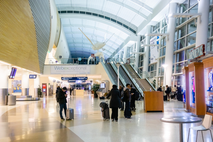 El Aeropuerto de San José opera vuelos nacionales e internacionales.